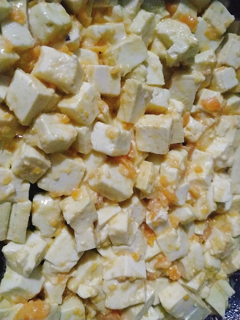 蟹黄豆腐,翻炒均匀；