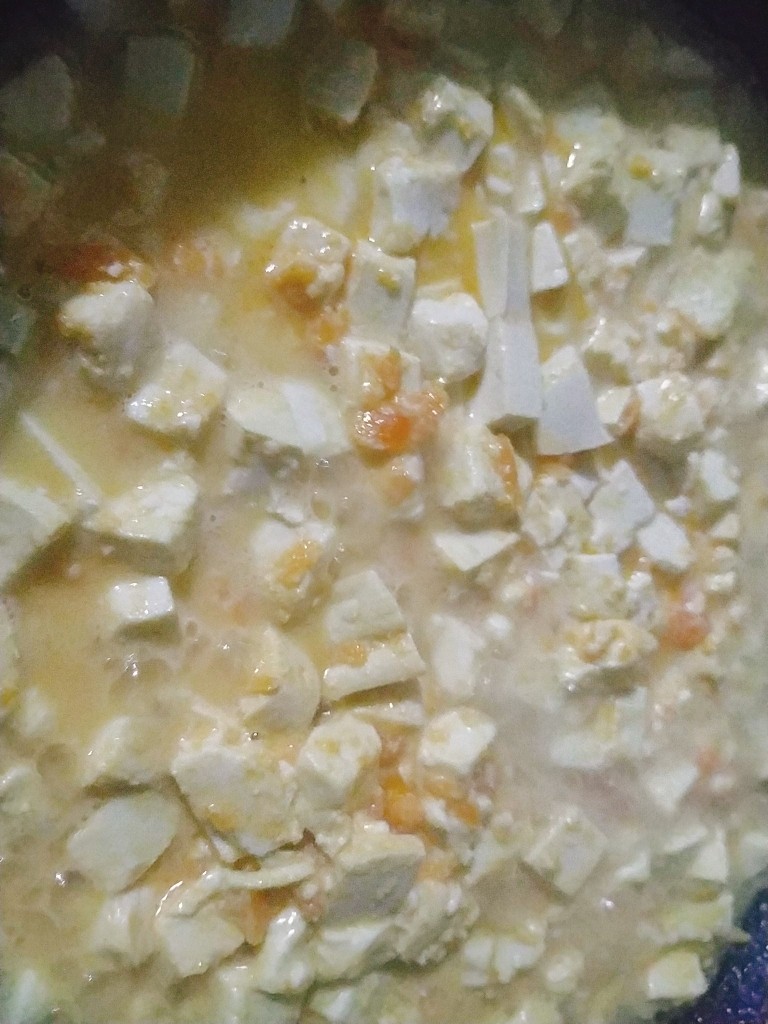 蟹黄豆腐,加入适量高汤或者饮用水，炖炒至没有汤汁；