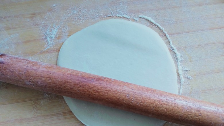自制春卷皮,用擀面杖擀轻轻成22cm左右的面饼