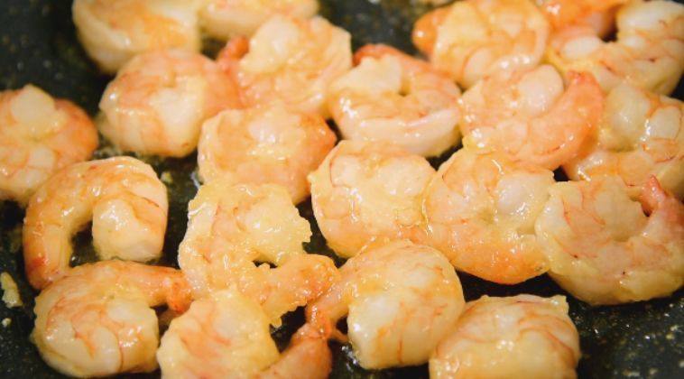 芦笋炒虾仁，这种做法真简单，看一次就可以学会,热锅冷油， 下虾仁小火煎至两面变色