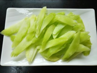 小炒莴苣,切成均匀的薄片