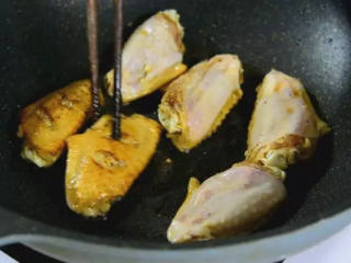 咸蛋黄鸡翅，咸香酥脆，宝宝最爱吃，宝妈们试一下吧！,起油锅，下鸡翅两面煎至金黄
