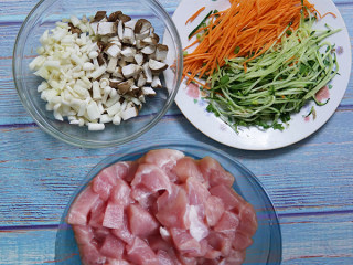 双菇杂酱面,把猪肉、香菇、菌菇切丁、黄光、胡萝卜切丝