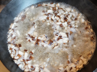 双菇杂酱面,菌菇和香菇放热水里焯一倒，捞出