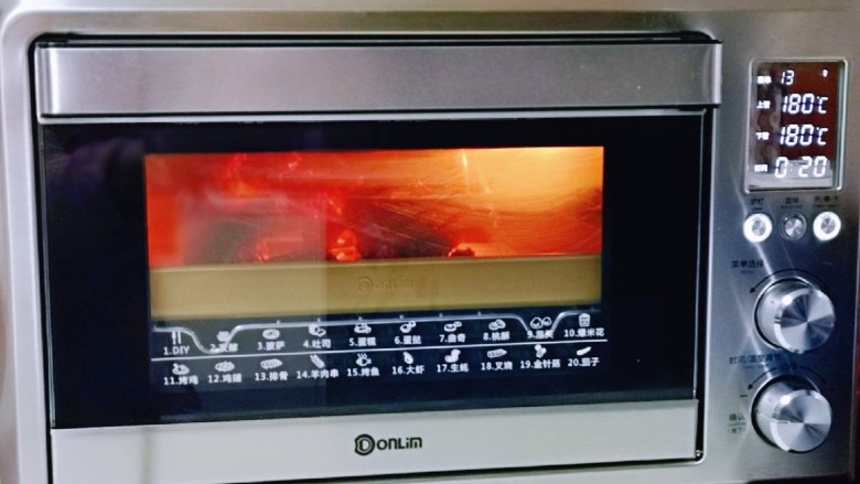 香烤鸭锁骨,上下180度烤20分钟即可。(温度仅供参考)