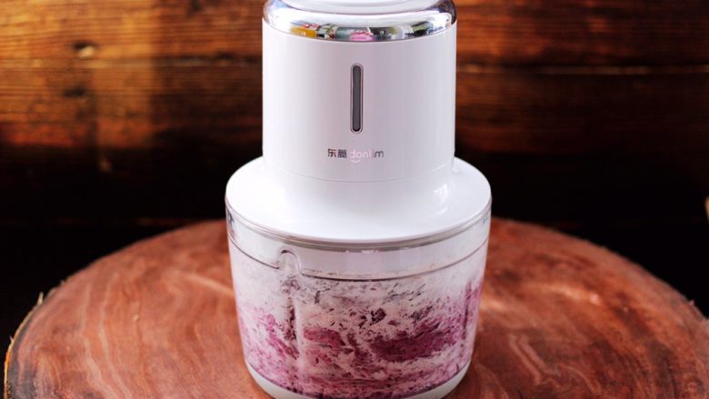 紫薯酸奶果仁芝麻饼,启动无线绞肉机，把所有的食材绞成泥状。
