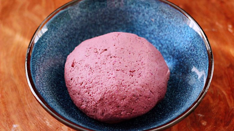 紫薯酸奶果仁芝麻饼,用手揉圆静置一会儿。