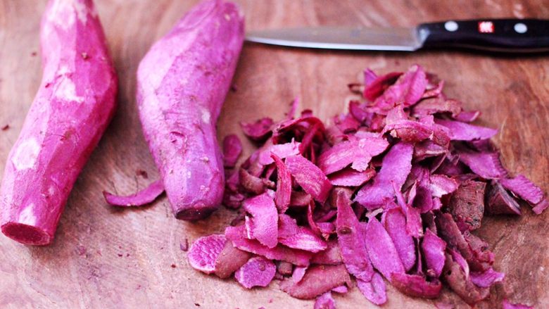 紫薯酸奶果仁芝麻饼,然后把紫薯用刀去皮。