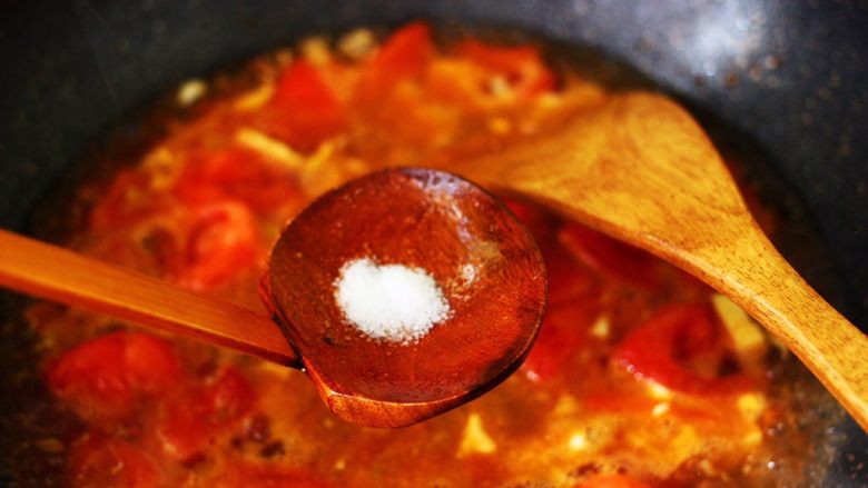 番茄香干烩丝瓜,再根据个人口味，加入适量的盐调味。