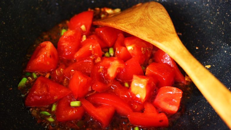 番茄香干烩丝瓜,加入切块的番茄。