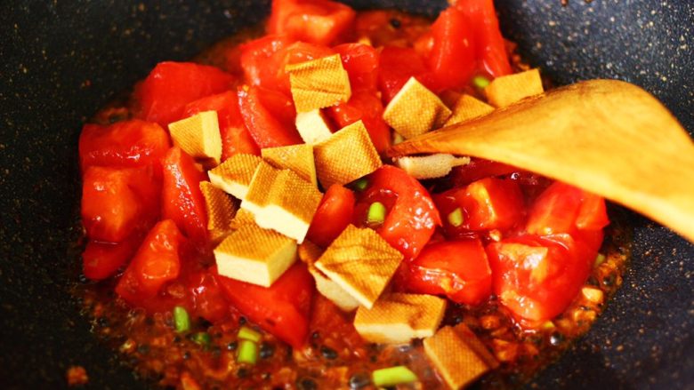 番茄香干烩丝瓜,大火继续翻炒至番茄块变软，加入切小块的香干。