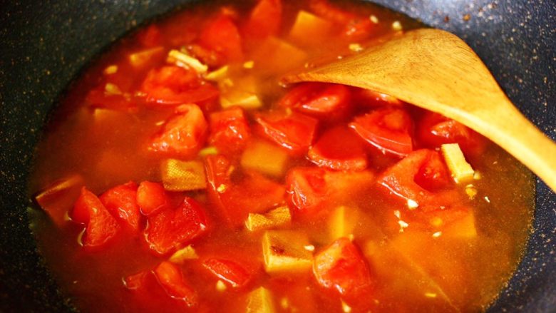 番茄香干烩丝瓜,锅中倒入适量的清水。