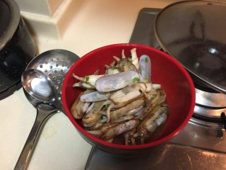 海鲜蛏子面,继续翻炒一分钟后捞起。