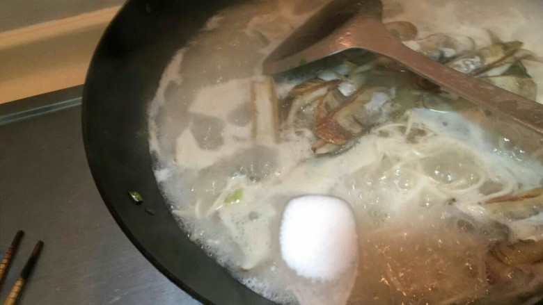 海鲜蛏子面, 加入一勺盐，提味。