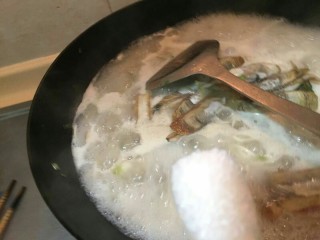 海鲜蛏子面,加入一勺糖。