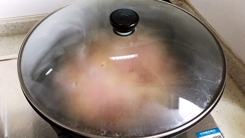 蚝油洋葱香干炒肉丝,盖上锅盖，转小火焖煮2分钟