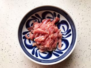 蚝油洋葱香干炒肉丝,猪肉洗净之后切成丝