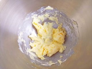 蔓越莓黄油曲奇,打发黄油和糖粉的混合物，再分别两次加入三分之一鸡蛋清，同样再打发两次
