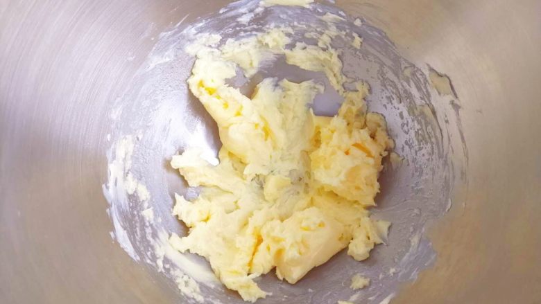 蔓越莓黄油曲奇,打发黄油和糖粉的混合物，再分别两次加入三分之一鸡蛋清，同样再打发两次