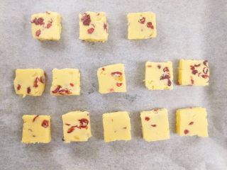 蔓越莓黄油曲奇,冷藏后脱模切割成小块，放入烤箱，上下管180度，烤15分钟
