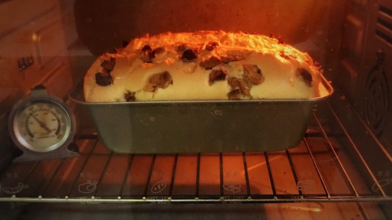 红枣玉枕蛋糕,要烤好的蛋糕蓬发过程。