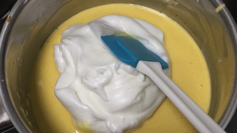 红枣玉枕蛋糕,取三分之一的蛋白进蛋黄糊中。