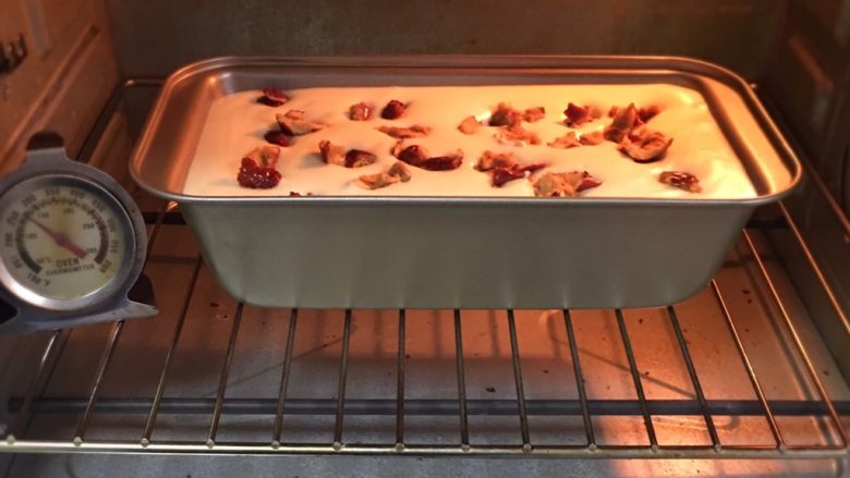 红枣玉枕蛋糕,烤箱预热至150度，吐司盒送入烤箱烤制40分钟。