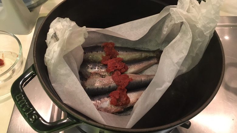 梅子蒸沙丁鱼,把装有沙丁鱼的烘培纸碗放进去