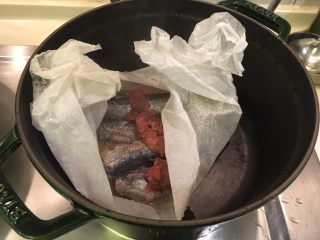 梅子蒸沙丁鱼,锅里的半杯水烧完了！鱼也熟了！