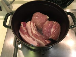 盐麴猪肉,直接放入锅里