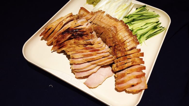 盐麴猪肉,摆盘后别忘了挤上一点日式芥末！搭配着吃，超级完美。