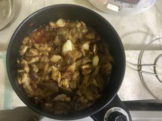 红烧茄子肉末拌面,接着就是将茄子🍆放入锅中炒，再放入猪肉一起翻炒，加适量的水焖煮