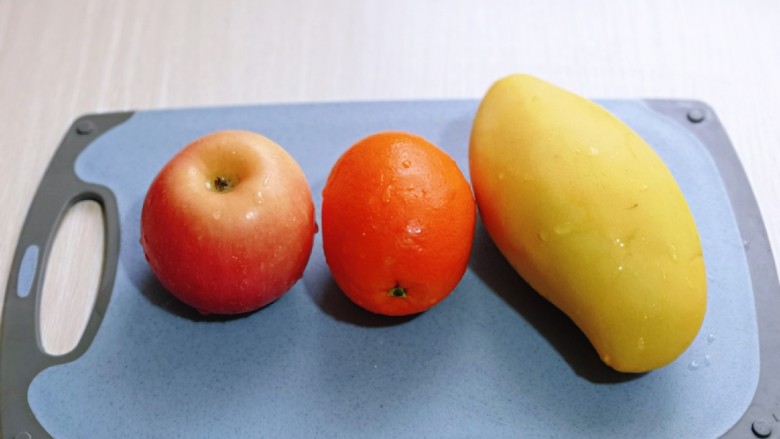 自制零添加水果干,首先将水果清洗干净，水果种类可以根据自己喜欢。