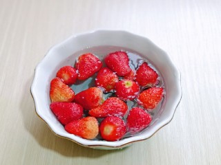 自制零添加水果干,草莓去蒂，冷水冲洗干净，加入盐泡10分钟。
