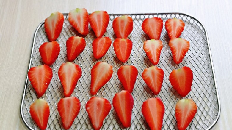 自制零添加水果干,草莓从中间切开，一个草莓切两半，也可以根据个人喜欢来切。