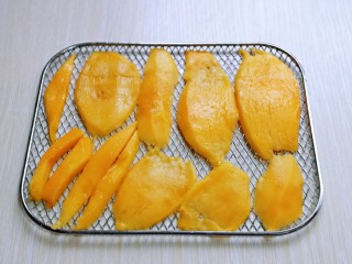 自制零添加水果干,芒果去皮，果肉切片，条都可以。