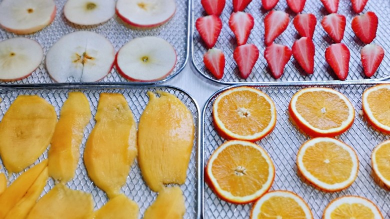 自制零添加水果干,四中水果全部切好摆放在烤网上。