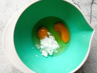 苹果千层蛋糕,鸡蛋打入碗内，加入盐和白糖一起搅拌均匀