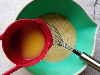 苹果千层蛋糕,然后倒入融化的黄油拌匀