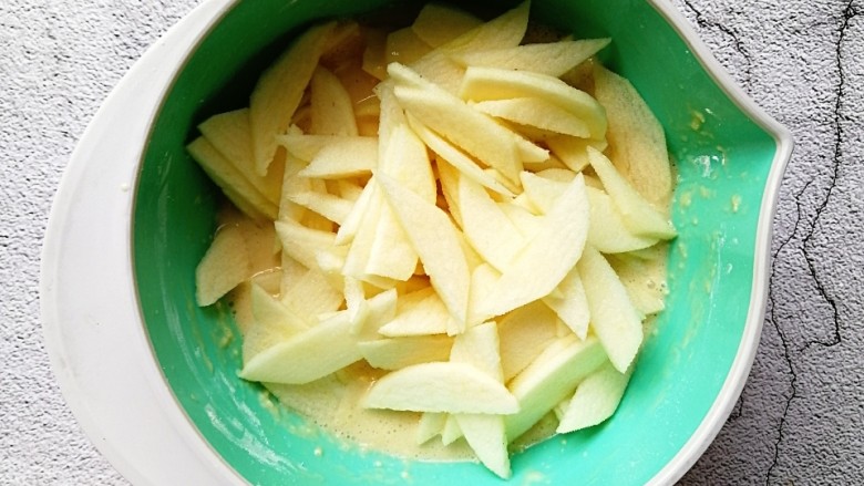 苹果千层蛋糕,将切薄片的苹果倒入面糊里拌匀