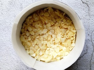 苹果千层蛋糕,铺上满满的杏仁片