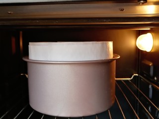 苹果千层蛋糕,烤箱提前175度预热10分钟后，放入模具，175度上下火中层烤40分钟（表面上色满意记得加盖锡纸）