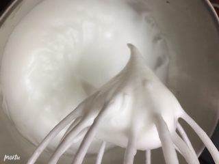 10寸戚风蛋糕胚,打至如图状态，不流动，有一定阻力，蛋头提起略带弯钩