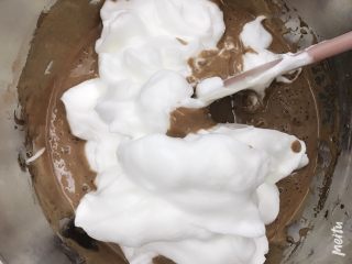 10寸戚风蛋糕胚,剩下的蛋白倒进来就要注意了，先用刮刀把蛋白拨一下，铺在蛋黄糊表面，再翻拌均匀