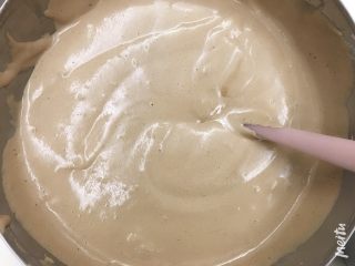 10寸戚风蛋糕胚,翻拌的时候一定要从最底下往上捞，也要刮盆壁。可以大幅度多翻拌几次，到蛋白和蛋黄完全混合均匀，看不到蛋白呈现的线条，更不能有结块的蛋白