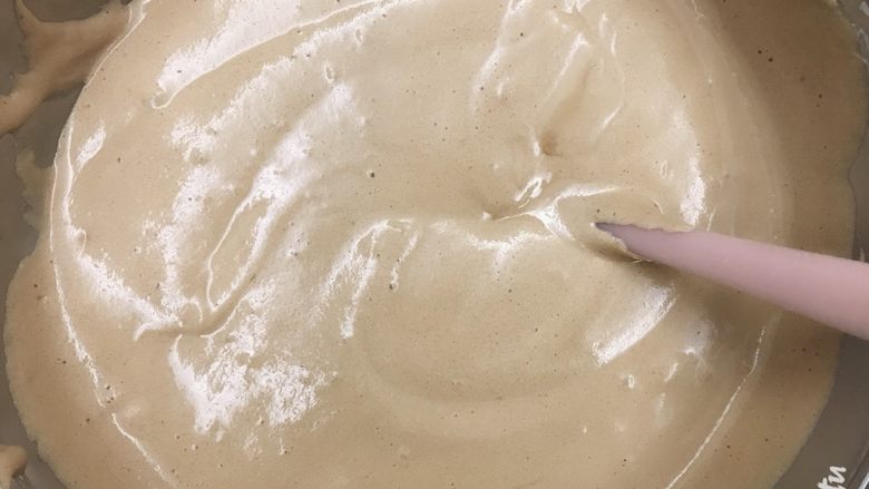 10寸戚风蛋糕胚,翻拌的时候一定要从最底下往上捞，也要刮盆壁。可以大幅度多翻拌几次，到蛋白和蛋黄完全混合均匀，看不到蛋白呈现的线条，更不能有结块的蛋白