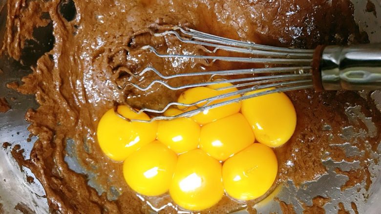 10寸戚风蛋糕胚,打入蛋黄，依旧用划直线的方式拌匀