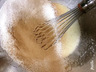 10寸戚风蛋糕胚,筛入可可粉和低粉，抹茶粉、紫薯粉、南瓜粉什么的都可以等量替换，原味就等量替换成低粉就好