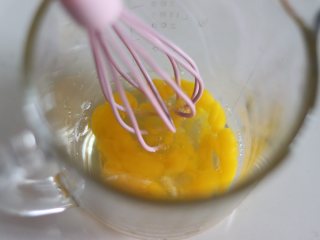 馒头片“高大上”的做法,鸡蛋加盐打散。