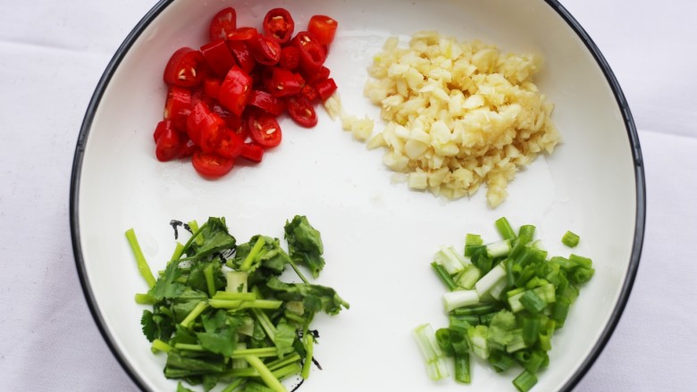 鲜嫩可口的凉拌蕨菜,大蒜切末，葱，小红椒，香菜切断备用。